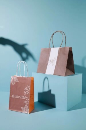 Sac en papier personnalisé avec poignée ficelle, idéal pour le conditionnement de chocolats, confiseries, produits salés ou sucrés, avec logo et visuel de marque imprimés.