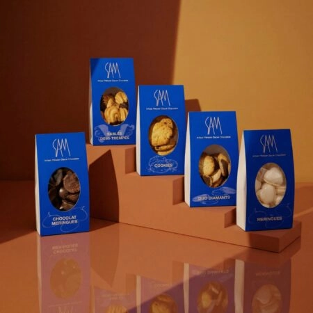 Sachet SOS personnalisé avec logo et design sur mesure, utilisé pour emballer des créations sucrées.