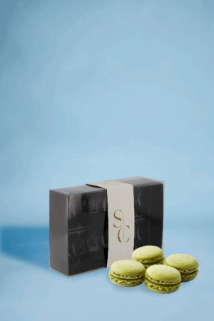 Boîte à macarons personnalisable, avec impression sur mesure – présentation élégante de macarons en coffret.