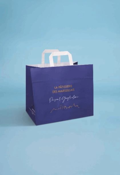 Sac en papier personnalisé avec poignée plate, idéal pour emballer et transporter des produits artisanaux sucrés ou salés, avec impression de logo et design de marque.