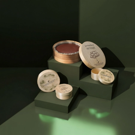 Boîte en bois alimentaire personnalisée avec logo, idéale pour la présentation et l'emballage de produits fins, sucrés ou salés.