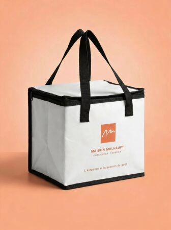 Sac isotherme personnalisé avec logo, poignée de transport et fermeture zippée – idéal pour conserver les produits frais.