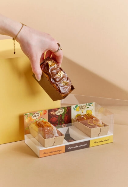 Mini boîte à cake personnalisée, idéale pour présenter avec élégance vos mini cakes et refléter l’identité de votre marque.