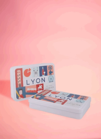 Boîte métal en forme de cœur personnalisée avec un design élégant, idéale pour emballer et valoriser des créations sucrées.