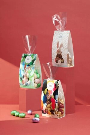 Sachet SOS personnalisé avec logo et design sur mesure, utilisé pour emballer des créations sucrées.