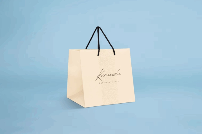 Sac luxe personnalisé avec poignées, idéal pour sublimer le packaging de chocolats, confiseries ou produits gourmets, avec impression du logo et visuel de marque.