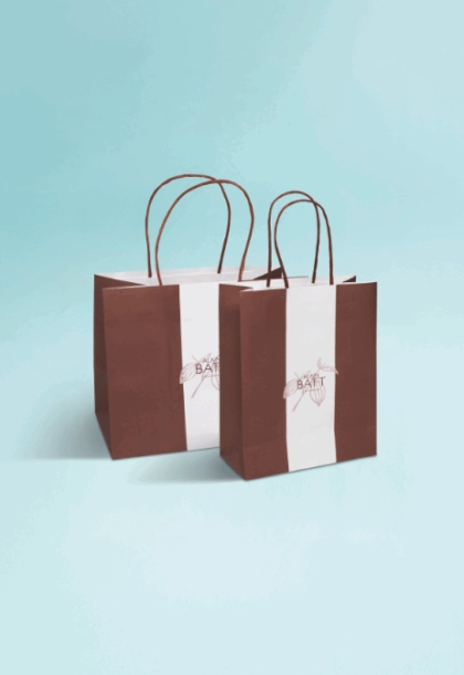 Sac en papier personnalisé avec poignée ficelle, idéal pour le conditionnement de chocolats, confiseries, produits salés ou sucrés, avec logo et visuel de marque imprimés.