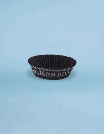 Caissette plissée personnalisée, idéale pour la présentation en vitrine de pâtisseries et gâteaux individuels, disponible en plusieurs tailles.