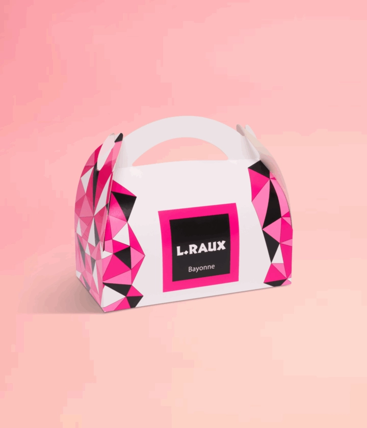 Boîte pâtissière personnalisée avec poignée pour un transport sécurisé de vos créations sucrées.