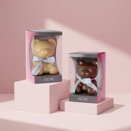 Boîte prestige personnalisée pour moulages en chocolat, alliant élégance et mise en valeur des créations.