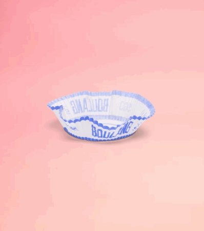 Caissette plissée personnalisée, idéale pour la présentation en vitrine de pâtisseries et gâteaux individuels, disponible en plusieurs tailles.