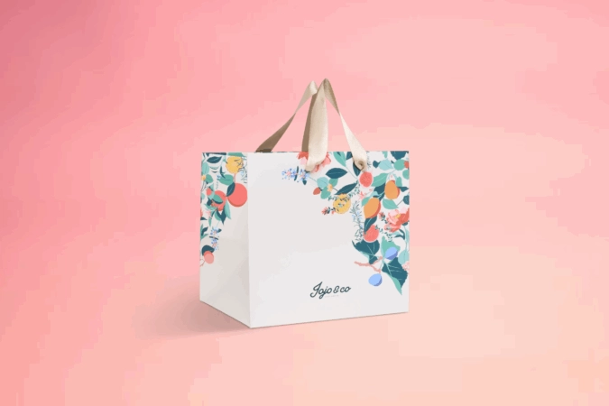 Sac luxe personnalisé avec poignées, idéal pour sublimer le packaging de chocolats, confiseries ou produits gourmets, avec impression du logo et visuel de marque.