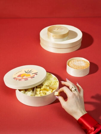 Boîte en bois alimentaire personnalisée avec logo, idéale pour la présentation et l'emballage de produits fins, sucrés ou salés.