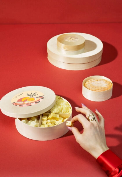 Boîte en bois alimentaire personnalisée avec logo, idéale pour la présentation et l'emballage de produits fins, sucrés ou salés.