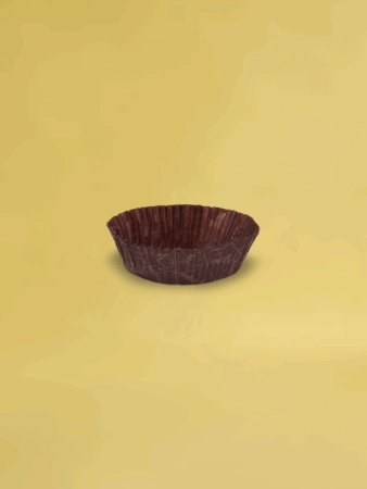 Caissette plissée personnalisée, idéale pour la présentation en vitrine de pâtisseries et gâteaux individuels, disponible en plusieurs tailles.