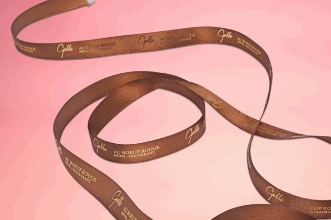 Ruban personnalisé avec logo, idéal pour sublimer vos emballages, cadeaux ou produits artisanaux.