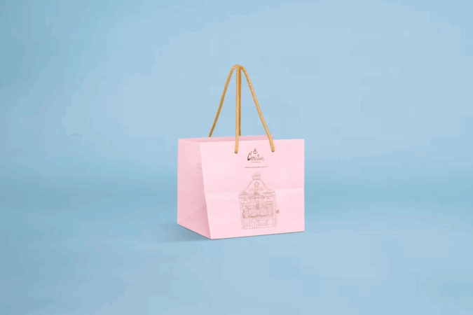 Sac luxe personnalisé avec poignées, idéal pour sublimer le packaging de chocolats, confiseries ou produits gourmets, avec impression du logo et visuel de marque.