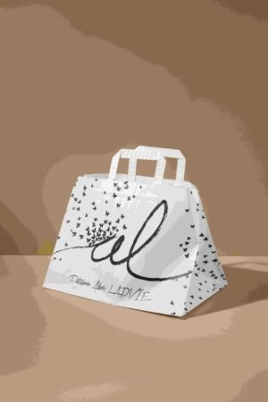 Sac en papier personnalisé avec poignée plate, idéal pour emballer et transporter des produits artisanaux sucrés ou salés, avec impression de logo et design de marque.