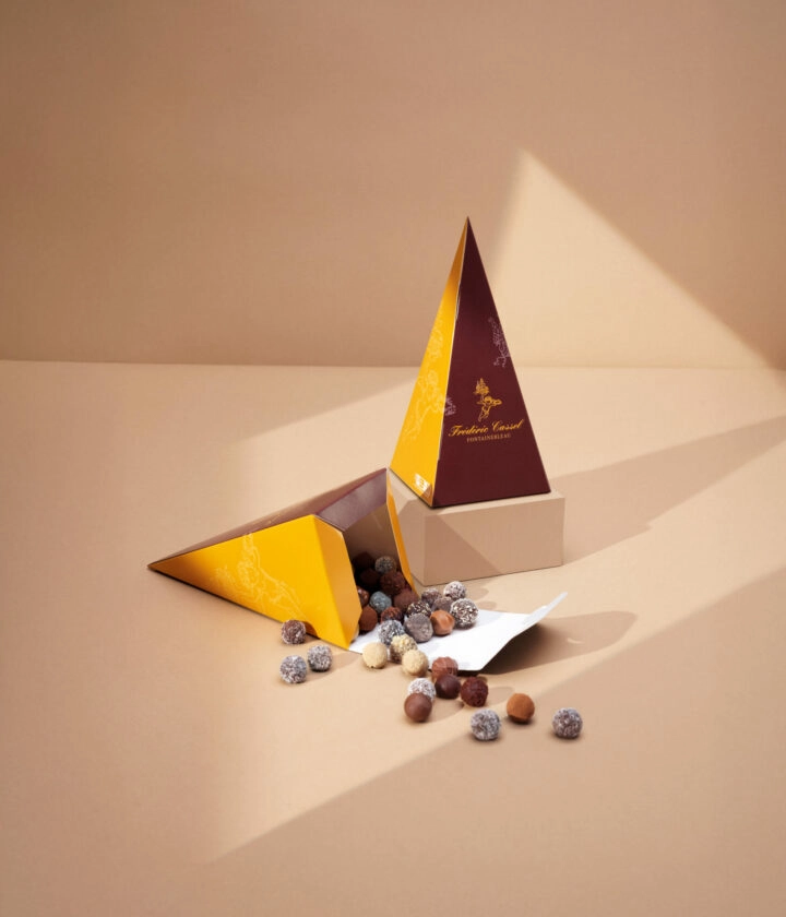 Boîte cône personnalisée, élégante et pratique, idéale pour emballer chocolats, confiseries et petites gourmandises, avec un design unique reflétant l’identité visuelle de votre marque.