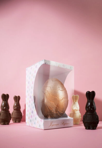 Boîte prestige personnalisée pour moulages en chocolat, alliant élégance et mise en valeur des créations.