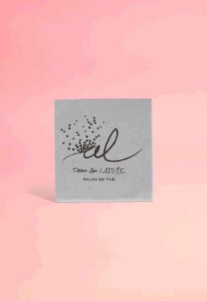 Serviette personnalisée avec logo, idéale pour les professionnels de la restauration, les événements ou la vente à emporter.