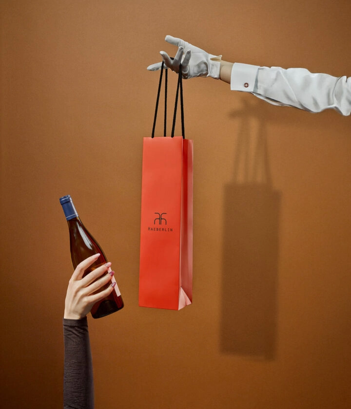 Sac personnalisé pour bouteille, idéal pour le transport et la présentation de bouteilles de vin, avec impression de logo.
