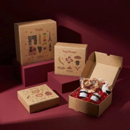 Coffret multi-produits personnalisé pour produits alimentaires, idéal pour regrouper et valoriser différentes références dans un seul emballage. Ce packaging sur mesure permet de présenter plusieurs produits alimentaires variés comme des biscuits, chocolats, confitures, thés ou spécialités artisanales dans un coffret élégant, pratique et adapté à la vente ou aux cadeaux gourmands.