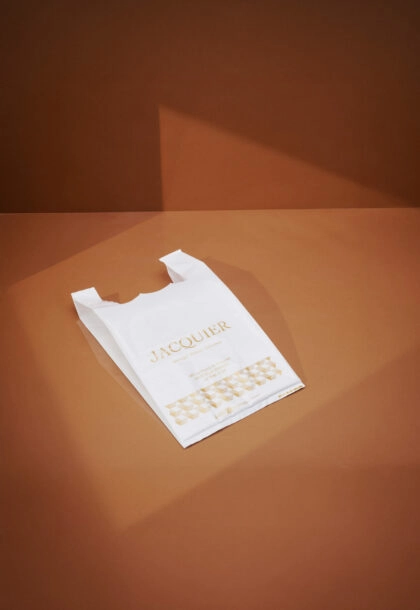 Sac bretelle personnalisé, idéal pour emballer et transporter des produits artisanaux sucrés ou salés, avec impression de logo et design de marque.