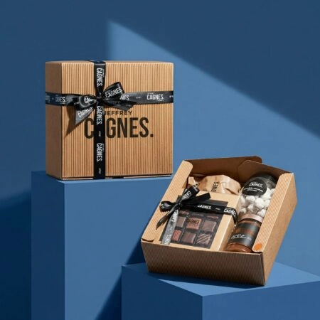 Coffret multi-produits personnalisé pour produits alimentaires, idéal pour regrouper et valoriser différentes références dans un seul emballage. Ce packaging sur mesure permet de présenter plusieurs produits alimentaires variés comme des biscuits, chocolats, confitures, thés ou spécialités artisanales dans un coffret élégant, pratique et adapté à la vente ou aux cadeaux gourmands.