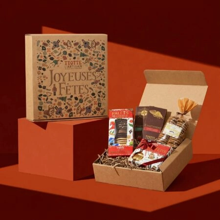 Coffret multi-produits personnalisé pour produits alimentaires, idéal pour regrouper et valoriser différentes références dans un seul emballage. Ce packaging sur mesure permet de présenter plusieurs produits alimentaires variés comme des biscuits, chocolats, confitures, thés ou spécialités artisanales dans un coffret élégant, pratique et adapté à la vente ou aux cadeaux gourmands.