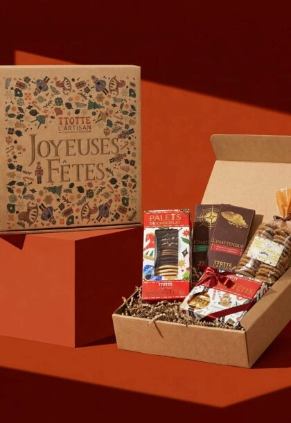 Coffret multi-produits personnalisé pour produits alimentaires, idéal pour regrouper et valoriser différentes références dans un seul emballage. Ce packaging sur mesure permet de présenter plusieurs produits alimentaires variés comme des biscuits, chocolats, confitures, thés ou spécialités artisanales dans un coffret élégant, pratique et adapté à la vente ou aux cadeaux gourmands.