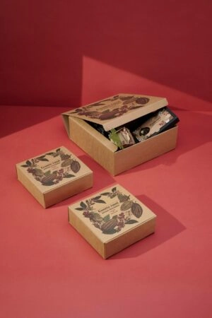 Coffret multi-produits personnalisé pour produits alimentaires, idéal pour regrouper et valoriser différentes références dans un seul emballage. Ce packaging sur mesure permet de présenter plusieurs produits alimentaires variés comme des biscuits, chocolats, confitures, thés ou spécialités artisanales dans un coffret élégant, pratique et adapté à la vente ou aux cadeaux gourmands.