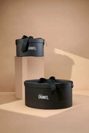 Coffret multi-produits personnalisé pour produits alimentaires, idéal pour regrouper et valoriser différentes références dans un seul emballage. Ce packaging sur mesure permet de présenter plusieurs produits alimentaires variés comme des biscuits, chocolats, confitures, thés ou spécialités artisanales dans un coffret élégant, pratique et adapté à la vente ou aux cadeaux gourmands.