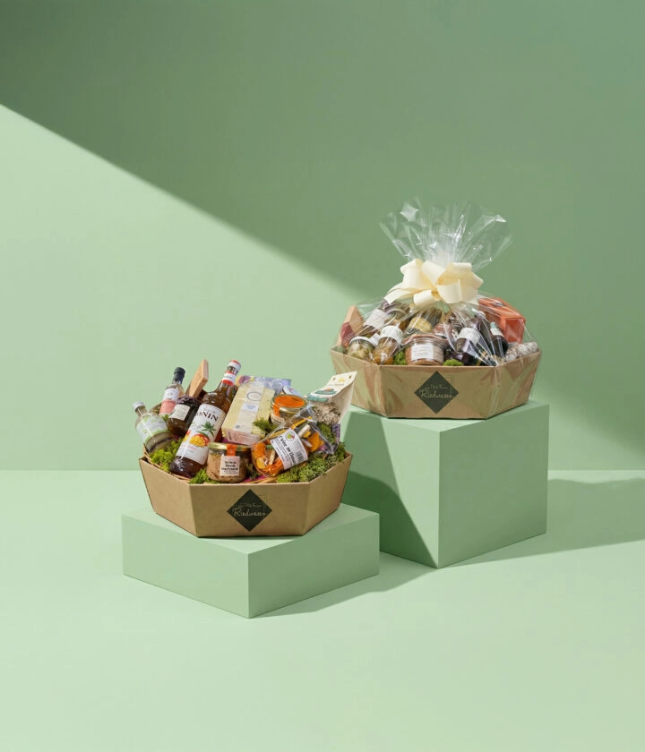 Corbeille personnalisée pour paniers garnis et cadeaux alimentaires, conçue pour regrouper et présenter plusieurs produits alimentaires dans un emballage pratique, solide et adapté aux assortiments.