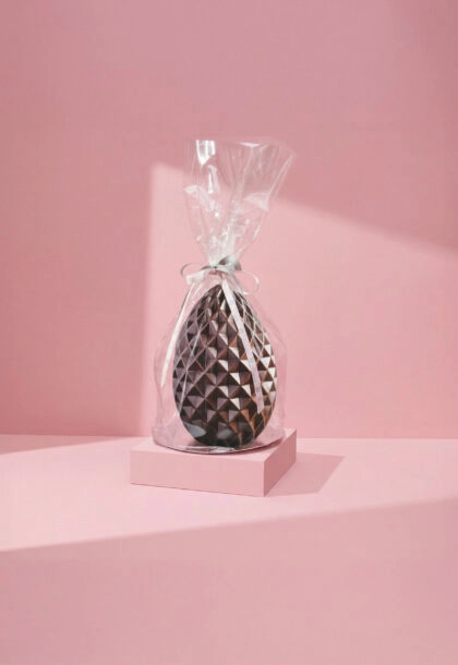 Sac moulage, mettant en valeur des moules en chocolat tels que poules, œufs et autres créations gourmandes, pour une présentation élégante.